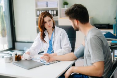 Kadın doktorun portresi hastasına teşhisi açıklıyor. Muayene odasında hastayla Doktor Toplantısı. Hastanedeki bir hastanın güvenini tazeleyen bir tıp doktoru.