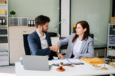 Modern avukat ofisi profesyonel bir tartışma, yasal belgeler ve takım çalışması. İşletme, hukuki danışmanlık ve şirket temaları için mükemmel