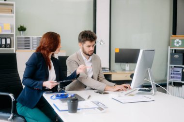 Modern ofiste birlikte çalışan başarılı iş adamlarının portresi. Çift çalışması başlangıç konsepti