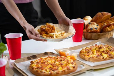 Kahvaltı, kruvasan, fırın ve pizza hazırlayan kadınların ellerinin yakın çekimi..