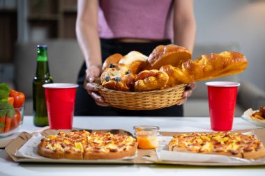 Kadının ellerinin taze fırını tutarken, masada pizza yerken, parti hazırlarken..