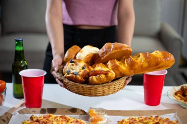 Kadının ellerinin taze fırını tutarken, masada pizza yerken, parti hazırlarken..