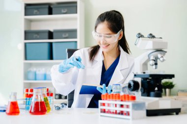 Bilim adamları, deney tüpleri ve mikroskop son teknoloji araştırmalar. Bilim ve teknoloji projeleri için mükemmel.