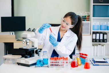 Bilim adamları, deney tüpleri ve mikroskop son teknoloji araştırmalar. Bilim ve teknoloji projeleri için mükemmel.