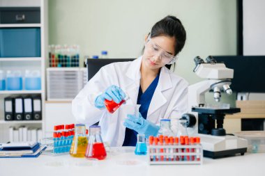 Bilim adamları, deney tüpleri ve mikroskop son teknoloji araştırmalar. Bilim ve teknoloji projeleri için mükemmel.