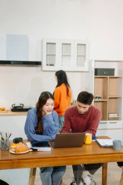 Yaratıcı öğrenciler rahat bir çalışma alanında dizüstü bilgisayarlarla iş birliği yapıyorlar. Eğitim, yenilik ve uzak çalışma temaları için mükemmel