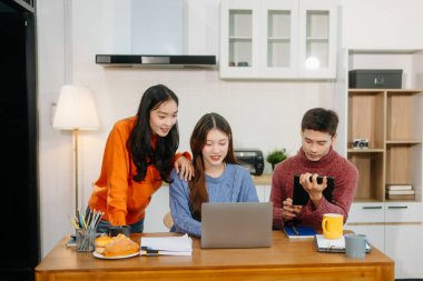 Yaratıcı öğrenciler rahat bir çalışma alanında dizüstü bilgisayarlar ve dijital tabletler üzerinde işbirliği yapıyorlar. Eğitim, yenilik ve uzak çalışma temaları için mükemmel