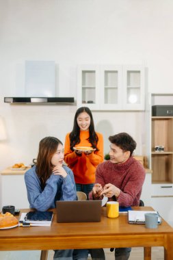 Yaratıcı öğrenciler rahat bir çalışma alanında dizüstü bilgisayarlarla iş birliği yapıyorlar. Eğitim, yenilik ve uzak çalışma temaları için mükemmel