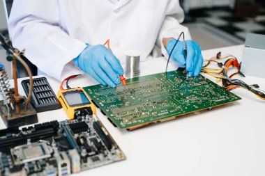 Teknisyen atölyedeki ana kartı tamir ediyor. 