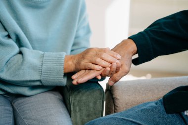 Evde bir arada tutan yaşlı adamın ve kadının elleri. 