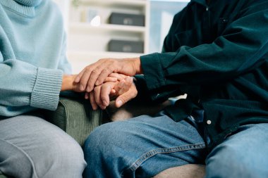 Evde bir arada tutan yaşlı adamın ve kadının elleri. 