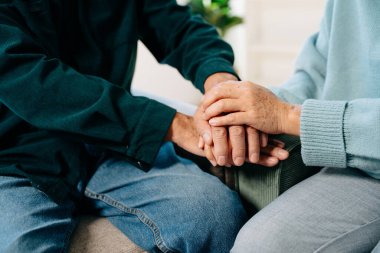 Evde bir arada tutan yaşlı adamın ve kadının elleri. 