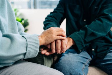 Evde bir arada tutan yaşlı adamın ve kadının elleri. 