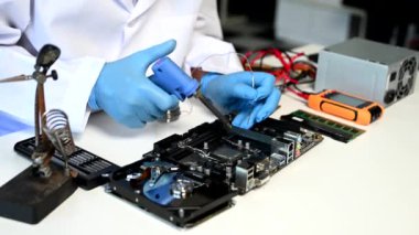 Teknisyen atölyedeki ana kartı tamir ediyor. 