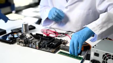 Teknisyen atölyedeki ana kartı tamir ediyor. 