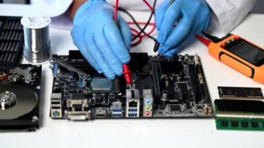 Teknisyen atölyedeki ana kartı tamir ediyor. 