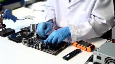 Teknisyen atölyedeki ana kartı tamir ediyor. 