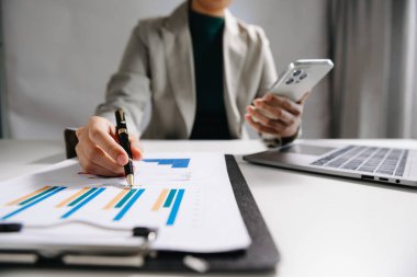 Akıllı telefon ve tablet teknolojisi kullanan bir iş kadını. Şirket, teknoloji ve modern iş görselleri için mükemmel.