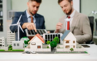 Uzmanlar, yeşil tasarım ve yeniliği vurgulayarak ev modelleri, rüzgar türbinleri ve güneş panelleri ile yenilenebilir enerji çözümleri üzerinde işbirliği yapmaktadırlar.