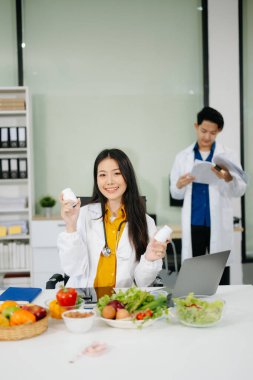 Profesyonel beslenme uzmanı, klinik beslenme ortamında taze sebzeleri ve beslenme planlaması, sağlık ve sağlık maddelerini gözden geçirir.