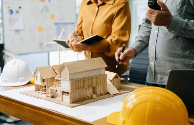 Ofiste inşaat projesinde birlikte çalışan mühendisler.