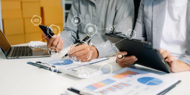 Çalışan takım toplantısı kavramı, bilgisayar, akıllı telefon ve dijital tablet bilgisayar kullanan iş dünyası ve sanal ikon içerisindeki dijital pazarlama ortamı 