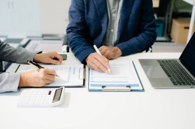  İş ekibi toplantısı. Finans müdürüyle çalışan profesyonel bir yatırımcı. Bilgisayarlı akıllı telefon ve dijital tabletle sabah güneşinde