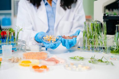 Gelişmiş teknoloji ve laboratuardaki hassas ekipmanları kullanarak sebzeleri güvenlik ve kalite için test edip analiz eden bir gıda bilimcisi.