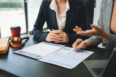İş kadınları ve avukatlar büroda pirinç tartı ile kontrat belgelerini tartışıyorlar. Hukuk, hukuk hizmetleri, danışmanlık, adalet ve hukuk kavramı 