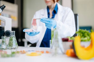 Laboratuvar bilimcisi olarak gıda bilimi, laboratuarda ileri teknoloji ve hassas ekipman kullanarak sebzeleri güvenlik ve kalite için test edip analiz ediyor.