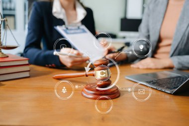 Telif hakkı veya patent kavramı, verileri analiz eden iş ekibi ve sanal ekran telif hakkı ikonu lisanslı akıllı telefon ve tablet kullanımı, korsanlığa karşı yaratıcılık. Ofiste.