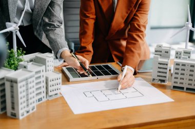 Mimarlar, tasarımcılar ve geliştiricilerin modern ofis toplantısı, inşa modelleri ve dijital araçlar kullanarak yenilikçi, sürdürülebilir konut projeleri yaratıyor.