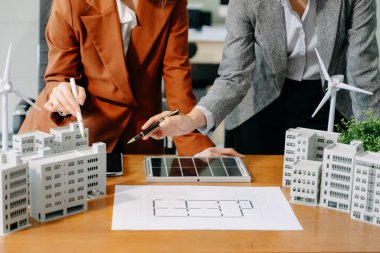 Mimarlar, tasarımcılar ve geliştiricilerin modern ofis toplantısı, inşa modelleri ve dijital araçlar kullanarak yenilikçi, sürdürülebilir konut projeleri yaratıyor.