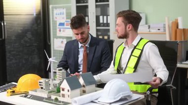 Müteahhit ve mimar büyük bir proje üzerinde çalışıp çalışmayacaklarını araştırıyor. İnşaat sürecinde bina içi. 