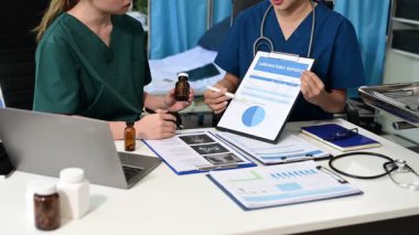 Doktorlar ve hemşireler modern bir tıp ofisinde işbirliği yapıyor, ekip çalışması ve hasta bakımını sergiliyorlar. Sağlık ve danışma konuları için mükemmel.