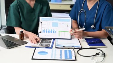 Doktorlar ve hemşireler modern bir tıp ofisinde işbirliği yapıyor, ekip çalışması ve hasta bakımını sergiliyorlar. Sağlık ve danışma konuları için mükemmel.