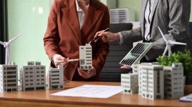 Uzmanlar, yeşil tasarım ve yeniliği vurgulayarak ev modelleri, rüzgar türbinleri ve güneş panelleri ile yenilenebilir enerji çözümleri üzerinde işbirliği yapmaktadırlar..
