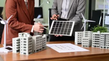 Uzmanlar, yeşil tasarım ve yeniliği vurgulayarak ev modelleri, rüzgar türbinleri ve güneş panelleri ile yenilenebilir enerji çözümleri üzerinde işbirliği yapmaktadırlar..