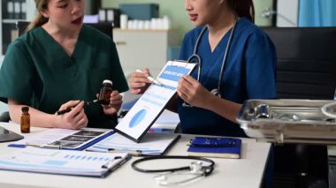 Doktorlar ve hemşireler modern bir tıp ofisinde işbirliği yapıyor, ekip çalışması ve hasta bakımını sergiliyorlar. Sağlık ve danışma konuları için mükemmel.