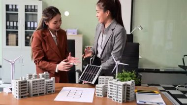 Uzmanlar, yeşil tasarım ve yeniliği vurgulayarak ev modelleri, rüzgar türbinleri ve güneş panelleri ile yenilenebilir enerji çözümleri üzerinde işbirliği yapmaktadırlar..