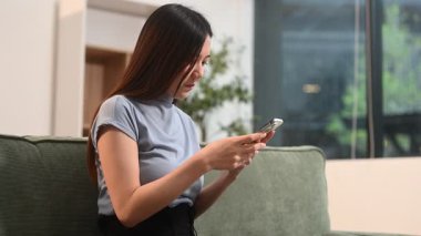 Asyalı kız cep telefonunuzun ve