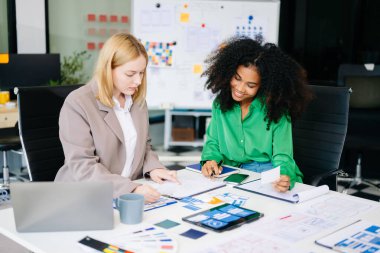 UX, UI tasarımları, kablolar, prototipleme, takım çalışması ve mobil uygulamalar için yaratıcı planlar ile çalışan tasarımcılar. Modern, duyarlı ve yenilikçi dijital deneyimler için mükemmel.