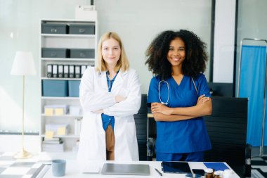 Doktor ve hemşire modern hastanede birlikte poz veriyorlar. Çeşitli Sağlık Hizmetleri Uzmanları Ekibi