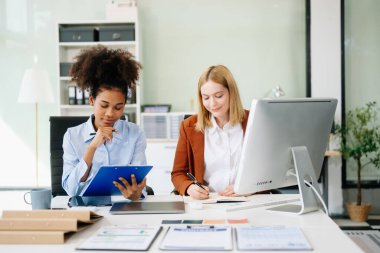 İş kadınlarının iş yerinde buluşmaları ve bilgisayar kullanmaları  