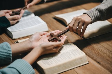 İnsanlar evde İncil okuyup birlikte dua ediyorlar. Arkadaşlarımla Tanrı 'nın Sözleri üzerine çalışıyorum.