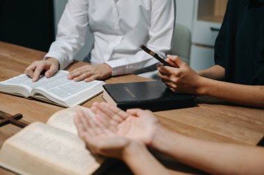 İnsanlar evde İncil okuyup birlikte dua ediyorlar. Arkadaşlarımla Tanrı 'nın Sözleri üzerine çalışıyorum.