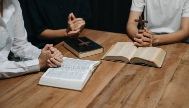 İnsanlar evde İncil okuyup birlikte dua ediyorlar. Arkadaşlarımla Tanrı 'nın Sözleri üzerine çalışıyorum.