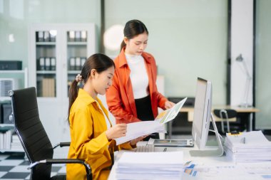 Sıkı çalışanlar, konferans odasında yeni bir başlangıç projesini kazandılar.
