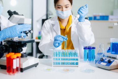 Bilim adamları, deney tüpleri ve mikroskop son teknoloji araştırmalar. Bilim ve teknoloji projeleri için mükemmel.