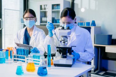 Bilimadamı ekip buluşması ve yazım analizi laboratuvar çalışmasında sonuç verir ve bilimsel örnekleri analiz eder.